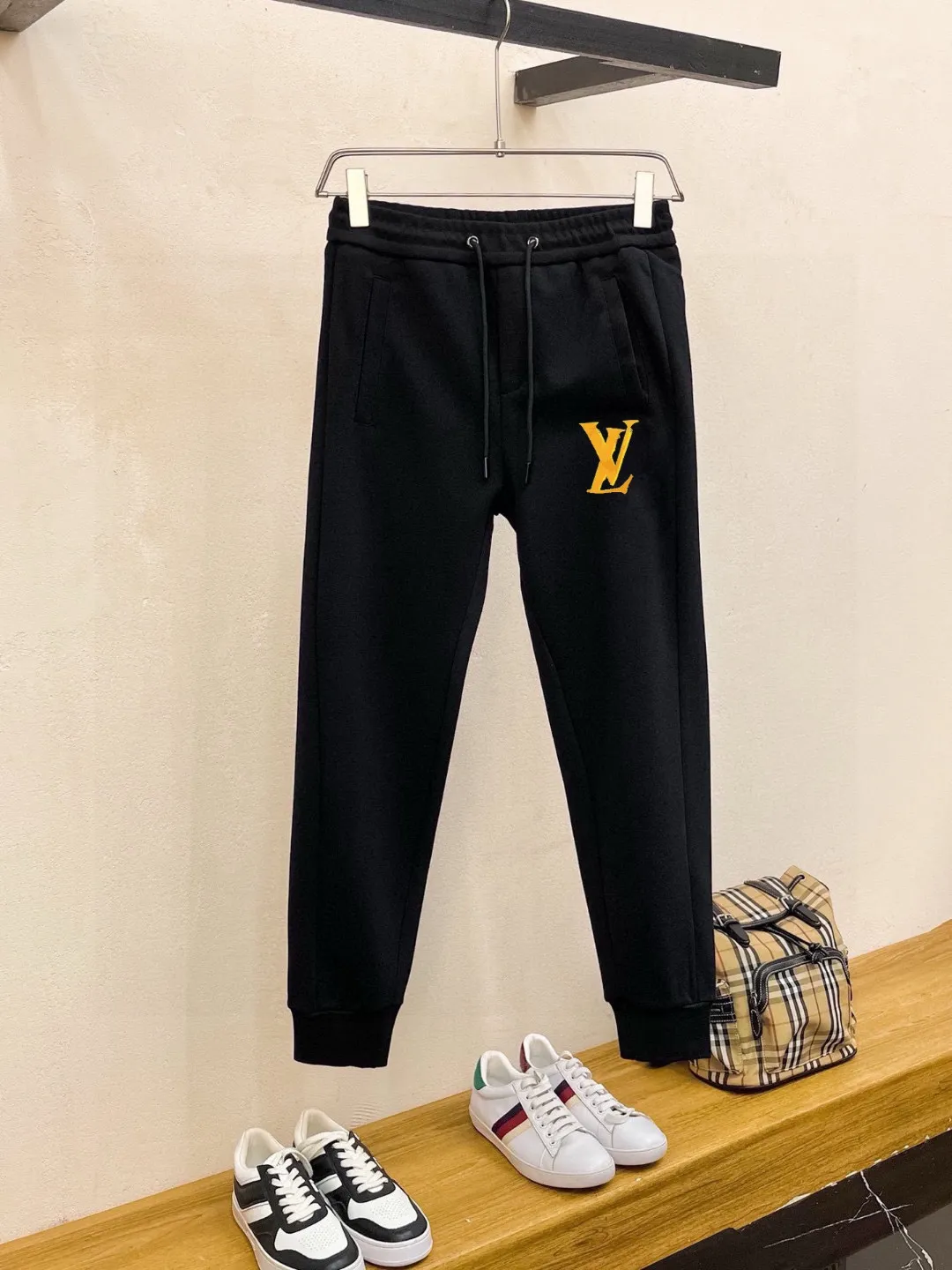 🅿️420 [LV Louis Vuitton] (Fat Man Gospel) hot-selling suit is coming. Focus on the original version of the official website. 2025 new hot-selling cardigan sweater suit. The original order is the best. 🇭🇰The meticulous work of top designers is dedicated to a fitting and perfect upper body effect. All-natural high-quality Roman cotton 100%, close-fitting comfort, noble and elegant! Original hardware embodies elegance and nobility! Counter size: M-5XL (maximum wear up to 220 pounds)